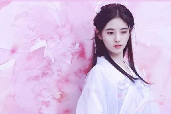 鞠婧祎关晓彤合照谁漂亮 两个都是细弱柳风的人容易比较