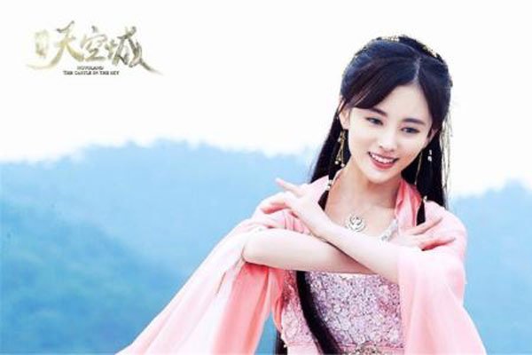 鞠婧祎关晓彤合照谁漂亮 两个都是细弱柳风的人容易比较