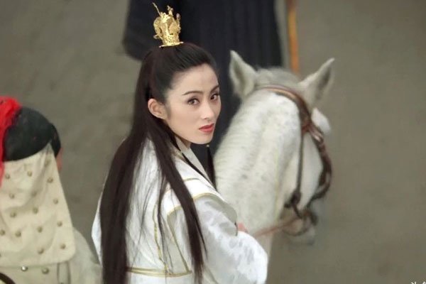张敏胸被动态 玉女也有用胸博眼球的时候
