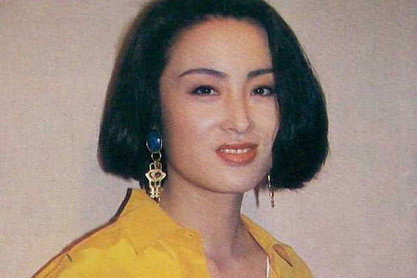 张敏胸被动态 玉女也有用胸博眼球的时候