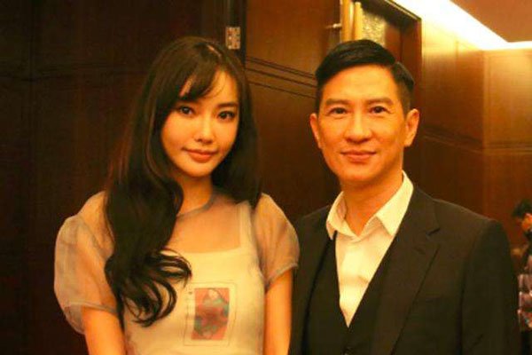 童菲和周润发是什么关系 都说是亲爹其实是干爹