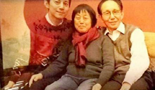 何炅全家福曝光与爸爸哥哥如同复制粘贴 一家人超幸福