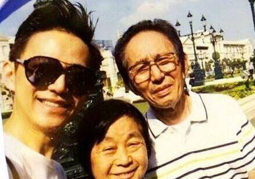 何炅全家福曝光与爸爸哥哥如同复制粘贴 一家人超幸福