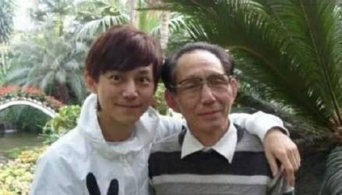 何炅全家福曝光与爸爸哥哥如同复制粘贴 一家人超幸福