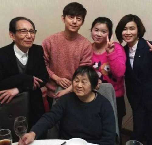 何炅全家福曝光与爸爸哥哥如同复制粘贴 一家人超幸福