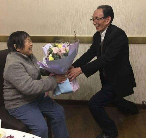 何炅全家福曝光与爸爸哥哥如同复制粘贴 一家人超幸福