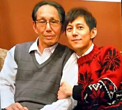 何炅全家福曝光与爸爸哥哥如同复制粘贴 一家人超幸福
