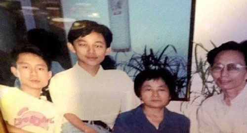 何炅全家福曝光与爸爸哥哥如同复制粘贴 一家人超幸福
