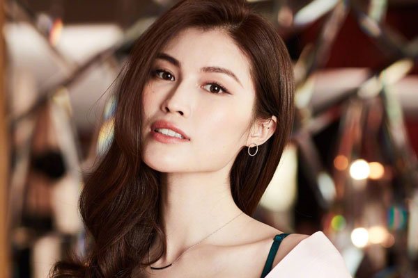 何穗白的发光图片对比 后来打美白针也是很正常的