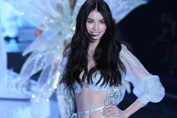 何穗白的发光图片对比 后来打美白针也是很正常的