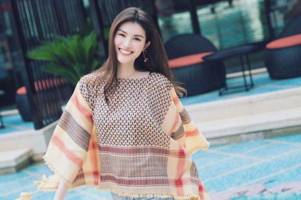 何穗白的发光图片对比 后来打美白针也是很正常的