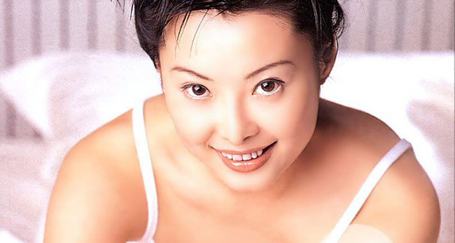 袁立黑色镂空连衣裙子 透视蕾丝大呼过瘾