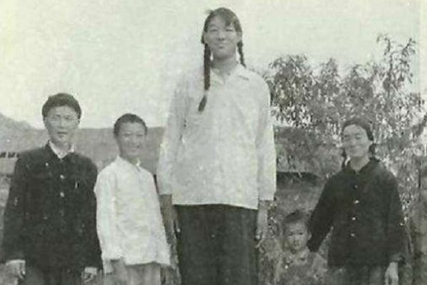 吉尼斯世界纪录最高的女人是谁 曾金莲为什么只活了18岁