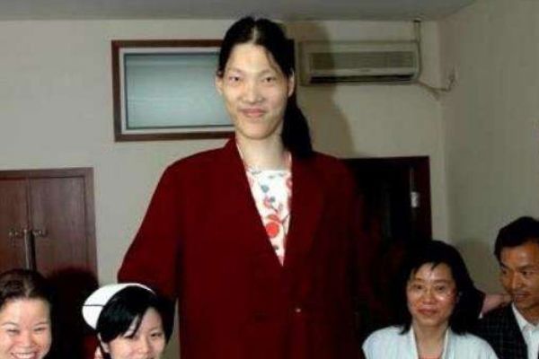 吉尼斯世界纪录最高的女人是谁 曾金莲为什么只活了18岁