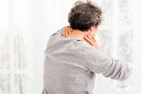 落枕脖子痛怎么快速恢复 落枕了30秒自愈方法