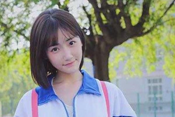 我国最美校服女生是谁 是一位来自中国传媒大学的妹子