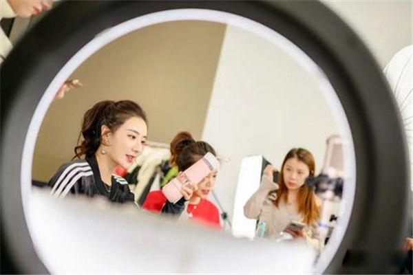 薇娅个人资料发家史 真实姓名黄薇,淘宝平台的女主播