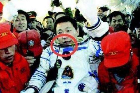 杨利伟为什么没再飞行 杨利伟出舱时七窍流血