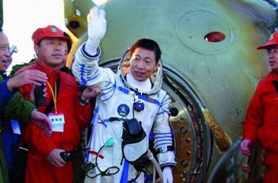 杨利伟为什么没再飞行 杨利伟出舱时七窍流血