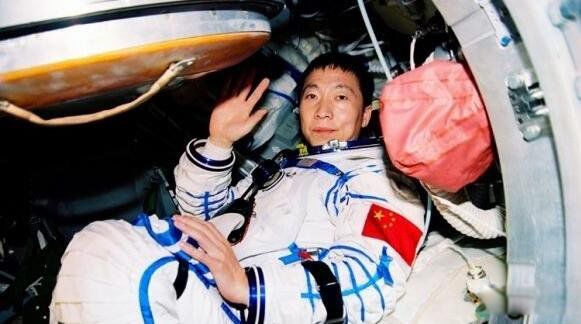 杨利伟为什么没再飞行 杨利伟出舱时七窍流血