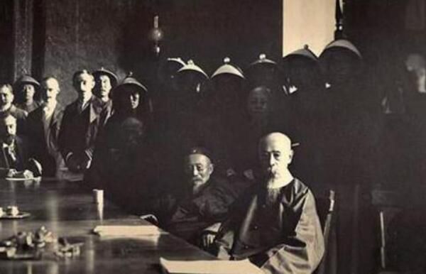李鸿章简介及其人物评价 李鸿章是忠臣还是千古罪人
