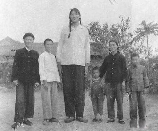 世界最高的人排名十位 世界最高的人叫什么名字?他有多高?