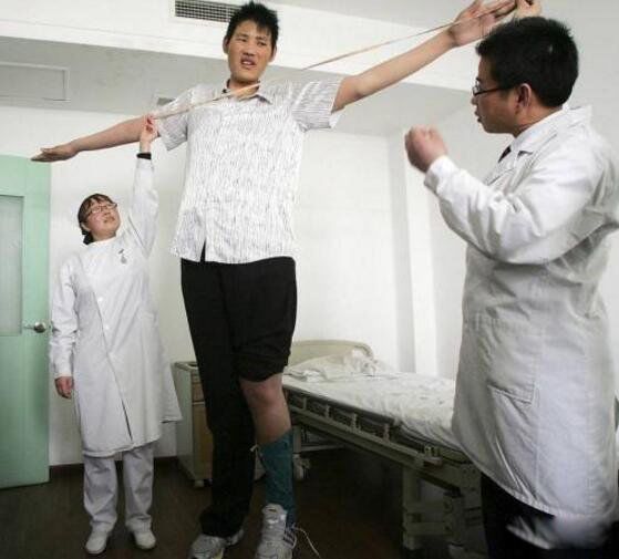 世界最高的人排名十位 世界最高的人叫什么名字?他有多高?