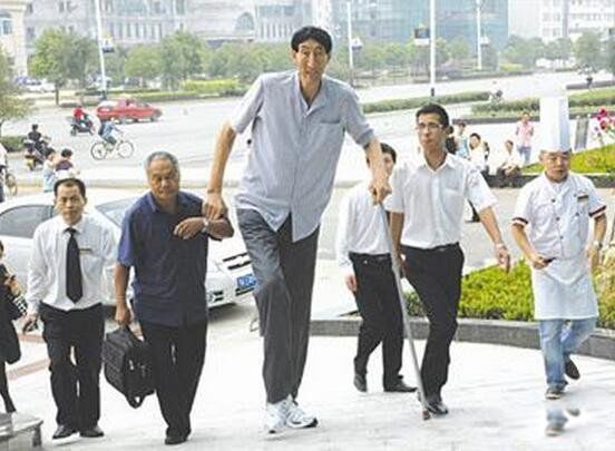 世界最高的人排名十位 世界最高的人叫什么名字?他有多高?