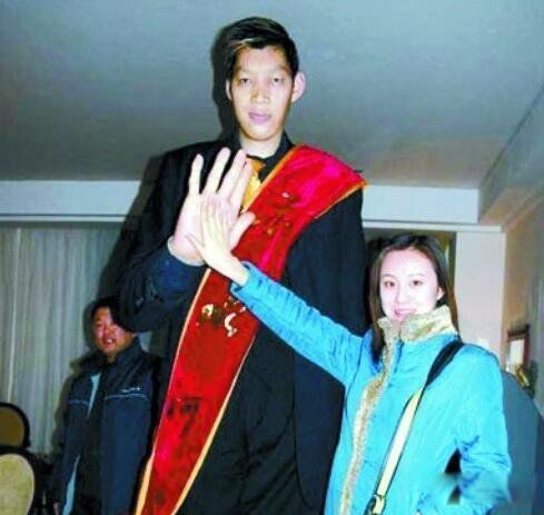 世界最高的人排名十位 世界最高的人叫什么名字?他有多高?