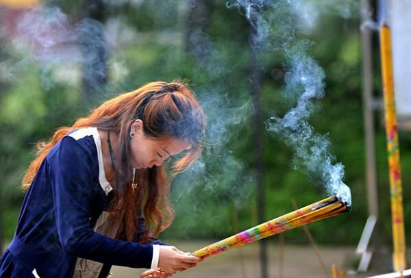 不能烧香拜佛的人有哪些 哪三种人不能去寺庙拜佛