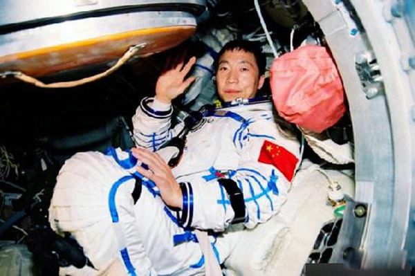 杨利伟太空惊人发现 杨利伟出舱时七窍流血