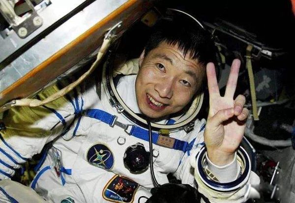 杨利伟太空惊人发现 杨利伟出舱时七窍流血
