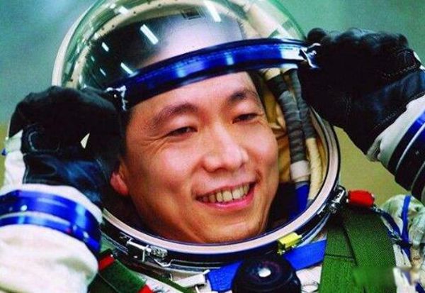杨利伟太空惊人发现 杨利伟出舱时七窍流血