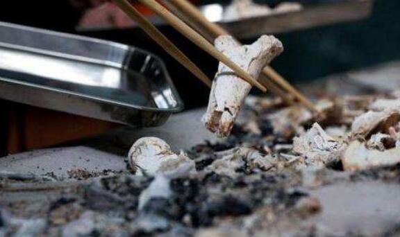 在火葬场工作没忍住把女尸给 火葬场工人吃130具女尸荒诞可笑