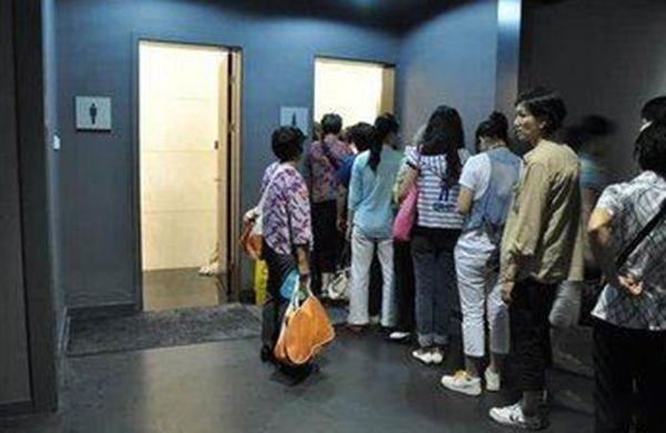 女生排队上厕所的原因 为什么女生上厕所一直都排队