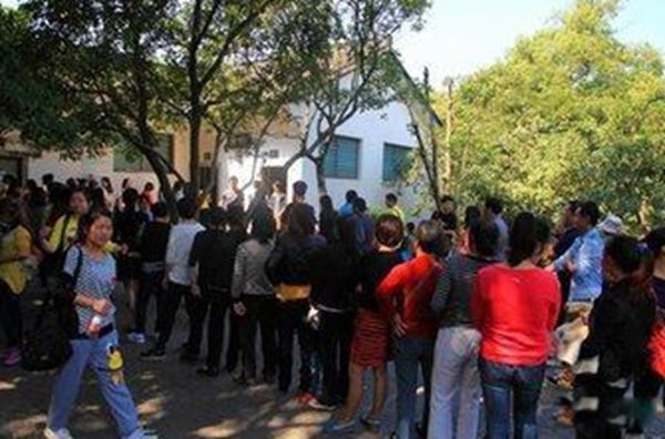 女生排队上厕所的原因 为什么女生上厕所一直都排队