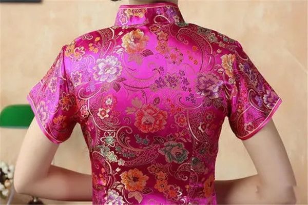玫红色怎么调出来的 玫红色配什么颜色好看