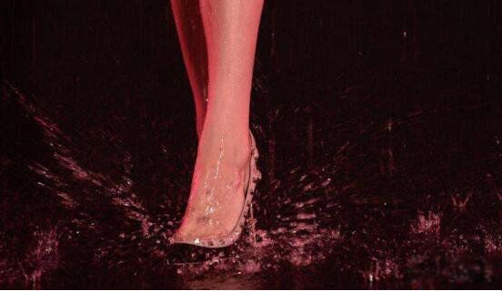 雨中女郎这幅画长什么样 雨中女郎灵异事件(买家吓疯)