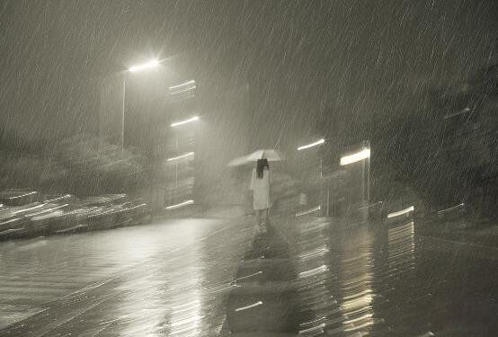 雨中女郎这幅画长什么样 雨中女郎灵异事件(买家吓疯)
