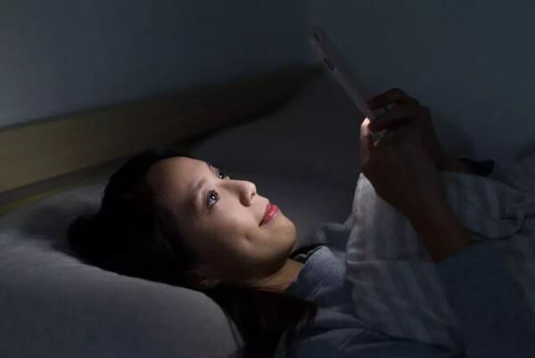 颈椎病躺床上玩手机要怎样姿势 颈椎病躺着玩手机的正确姿势