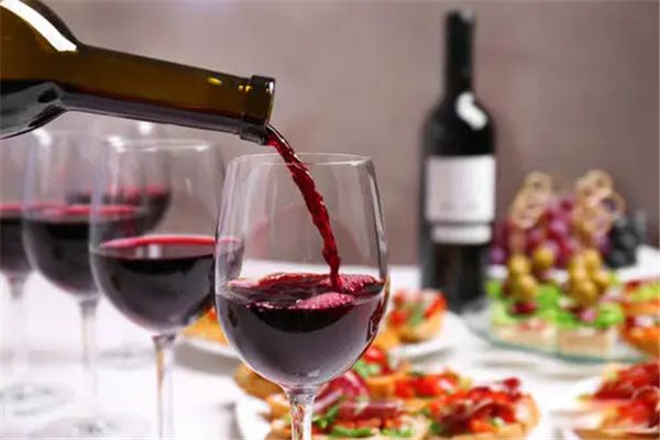 红酒和什么搭配好喝 红酒配什么饮料好喝一点不伤人