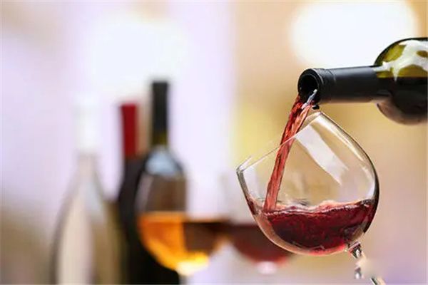 红酒和什么搭配好喝 红酒配什么饮料好喝一点不伤人