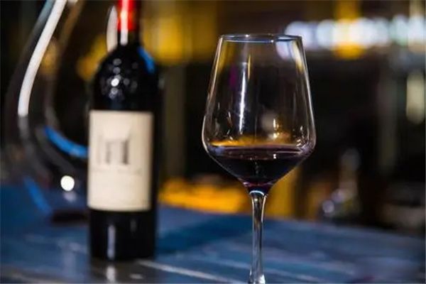 红酒和什么搭配好喝 红酒配什么饮料好喝一点不伤人