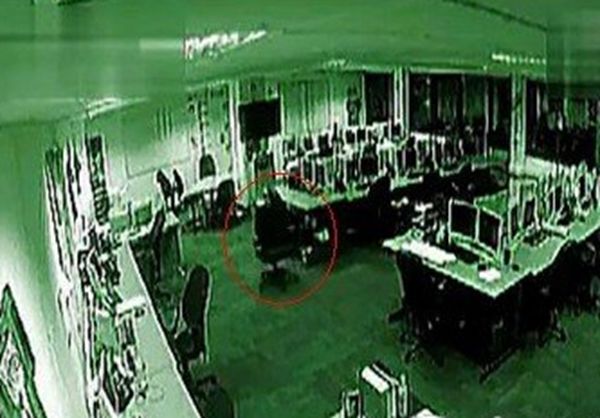 办公室灵异事件视频怎么回事 夜深人静的办公室出现鬼