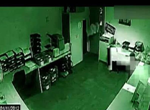 办公室灵异事件视频怎么回事 夜深人静的办公室出现鬼
