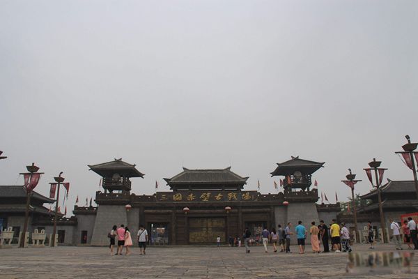 赤壁之战故事简要概括 发生在现在的哪里?是谁和谁之间的作战