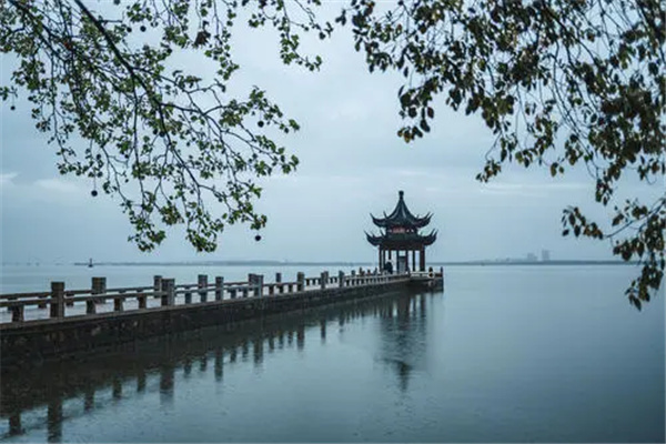 清风明月本无价近水远山皆有情的意思 出自哪里谁写的