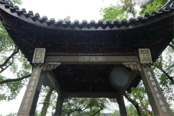 清风明月本无价近水远山皆有情的意思 出自哪里谁写的