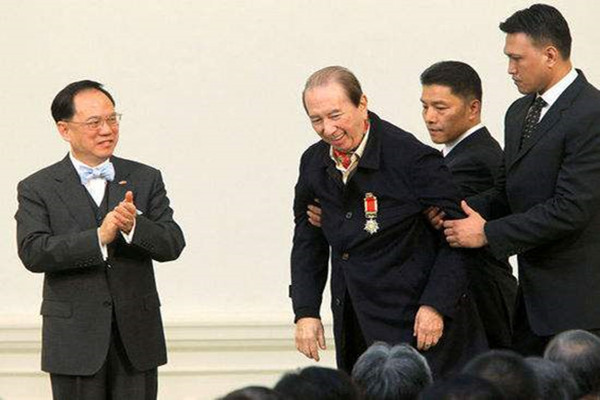 何鸿燊活了多久 他续了几次命了一次多少钱