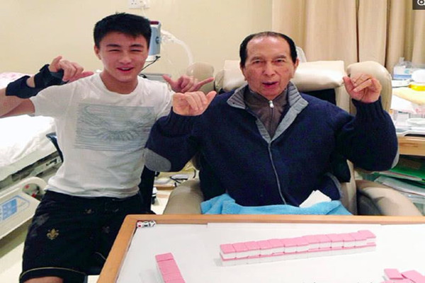 何鸿燊活了多久 他续了几次命了一次多少钱